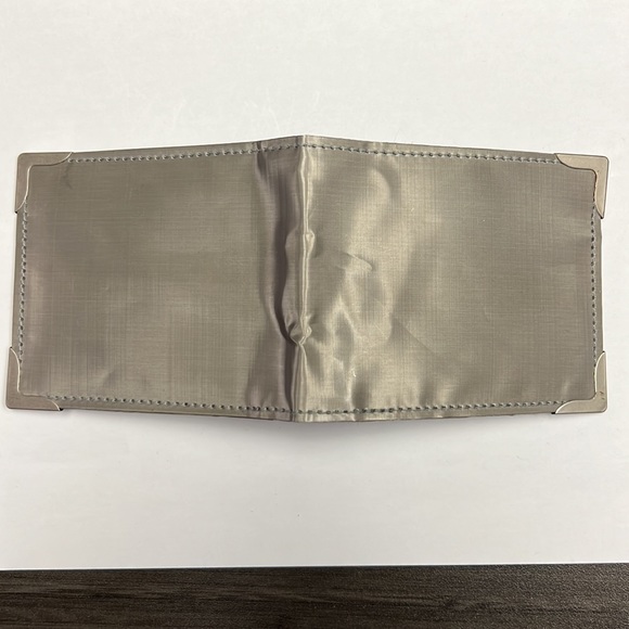 “Foil” wallet 6 card slots and ID slot - Picture 4 of 4